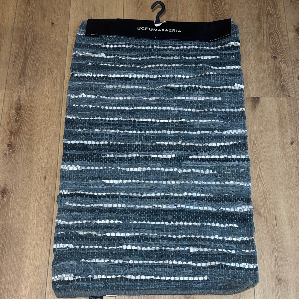 BCBGMaxAzria Blue and White Striped Door Mat 27”x45”

95% Leather 4% Cotton